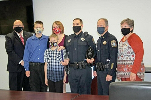 홀트(오른쪽에서 세번째)가 지난 2월 우수 경찰 상패를 들고 가족, 동료들과 포즈를 취했다.   [글로스터 카운티 보안관 사무소 페이스북]